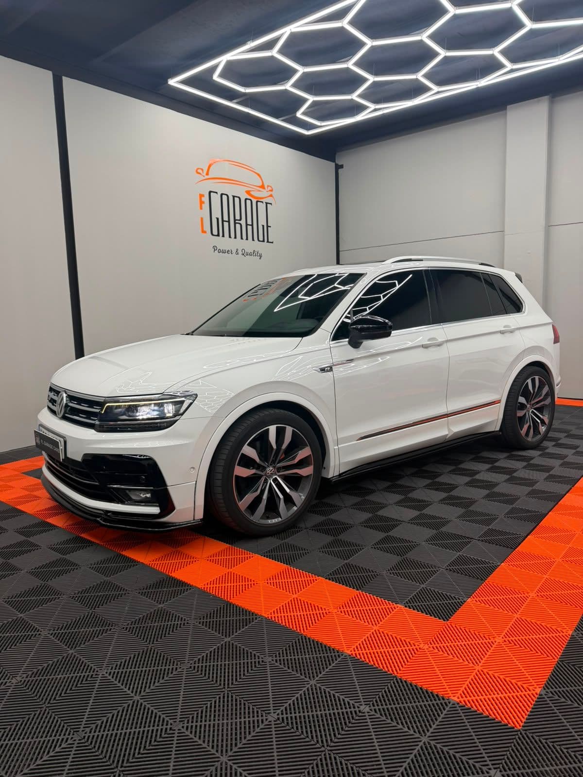 VOLKSWAGEN TIGUAN R-LINE